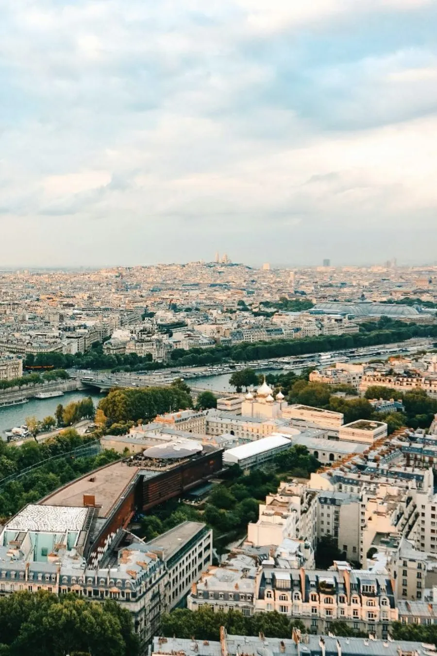 Vue sur les toits de Paris, avec des portraits de nano-influenceurs locaux et leur nombre de vues
